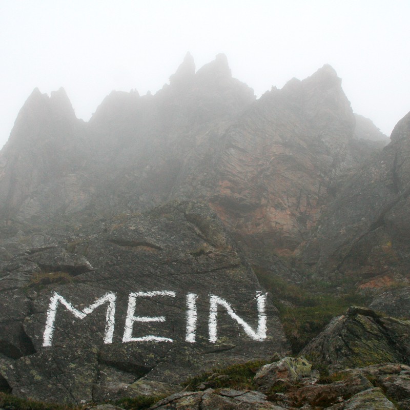 Matthias Krinzinger; MEIN; 2008; Straßenmarkierungsfarbe auf Fels; 2 x 4 m: 