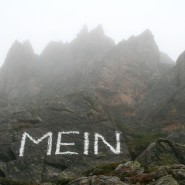 Matthias Krinzinger; MEIN; 2008; Stra�enmarkierungsfarbe auf Fels; 2 x 4 m: 
