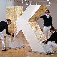Axel Just/Perfekt World; Das grosse Zucker K; 2010; Stahl, Holz, Silikon, Zuckerw�rfel karamelisiert; 210 x 230 x 70 cm: 