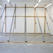 Lisa Langeder; ohne Titel; 2010; Holz, Deckenst�tzen; 3,5 x 4 x 3,5 m: 